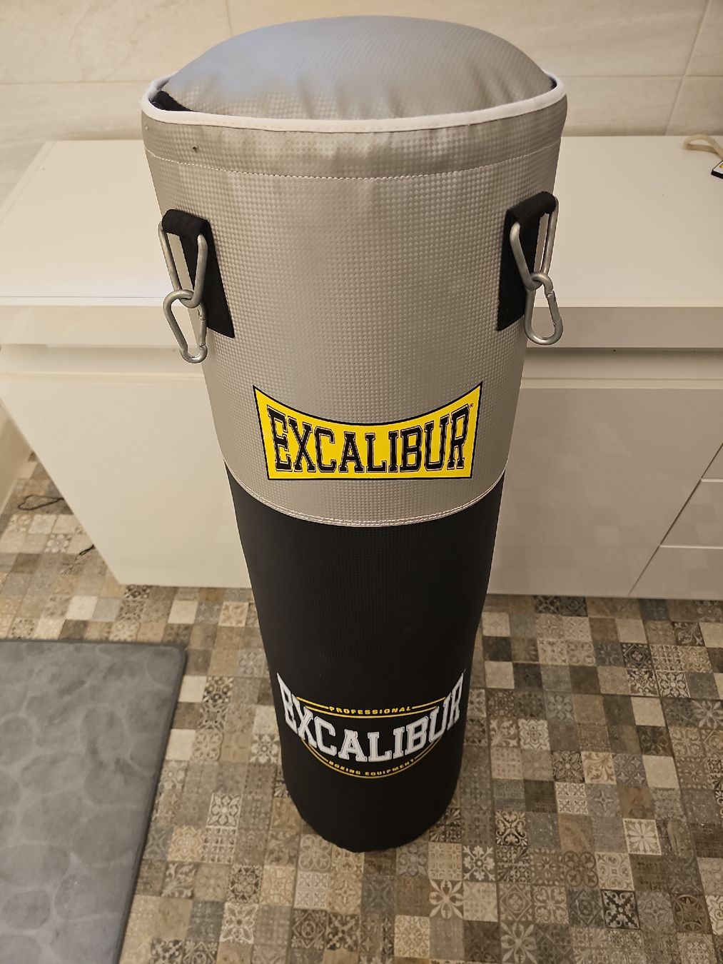 Sacchi da boxe: Excalibur Boxsack / Punching Bag mit Aufhängung  – Usato da Bäretswil venduto da ema_b7vf