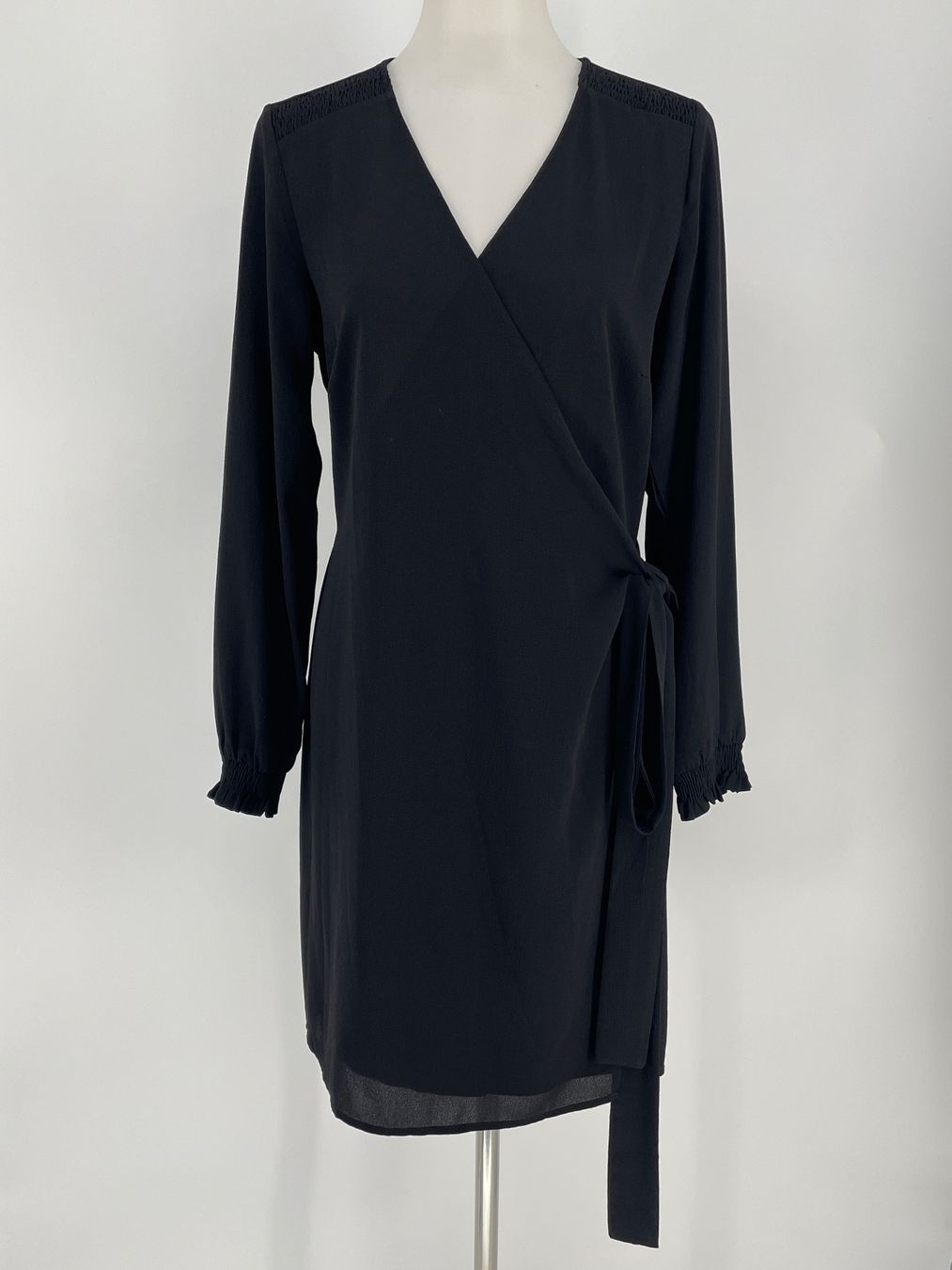 Kleider: Schwarzes elegantes Wickelkleid, Gr. 36 von Kaffe – Neu (gemäss Beschreibung) aus Auenstein von moin.
