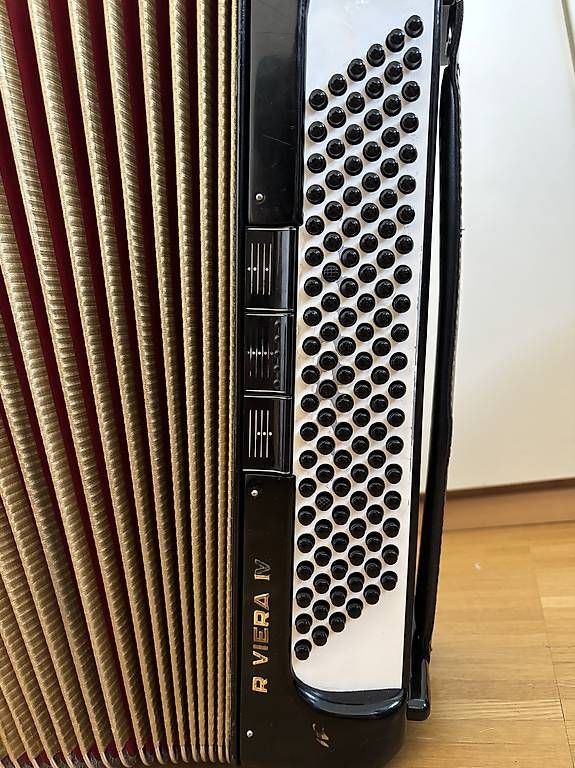 Strumenti musicali: Akkordeon Hohner Riviera IV – Usato da Liebefeld venduto da divi66 2