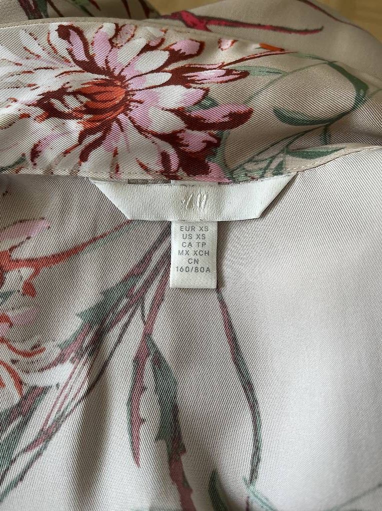 H&M Chemisiers: Bluse Blumenmuster H&M Grösse XS – D'occasion à Zürich par rit_g825 2