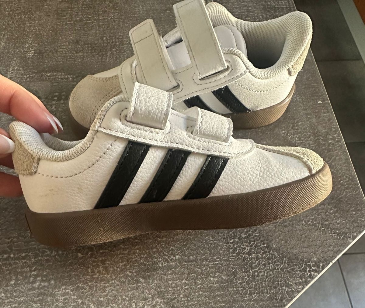 Adidas Chaussures garçon: Baskets Adidas enfants T24 – Neuf (Voir description) à Courroux par Lucie-lune88 1