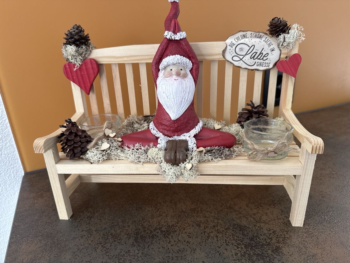 Tutte le decorazioni: Yoga Samichlaus auf Holz Bank. – Usato da Biberist venduto da Bsetzistei11