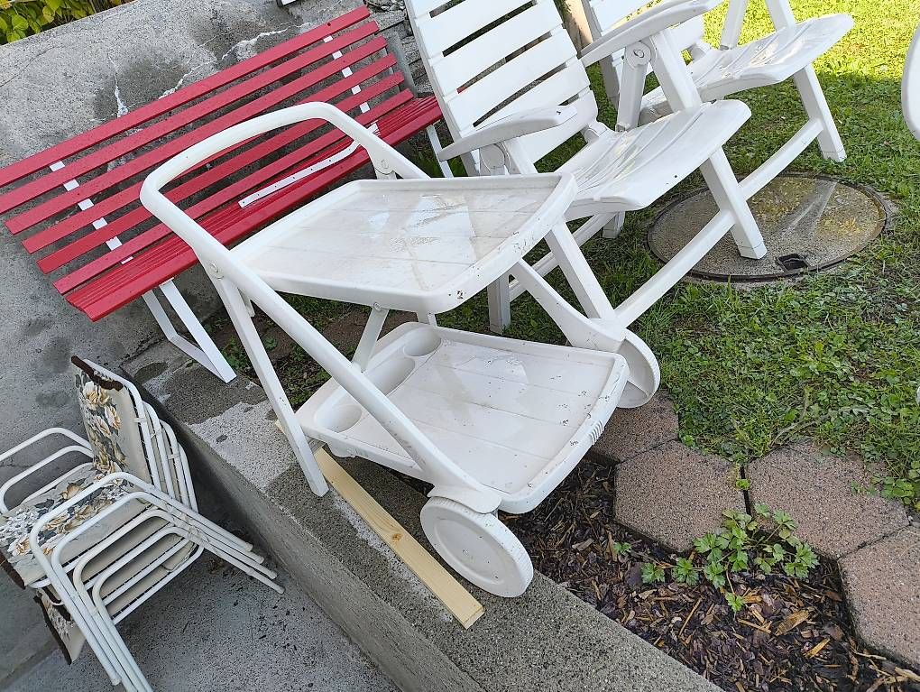 Set di tavolo e panche: alte Gartenmöbel aus Kunststoff – Usato da Günsberg venduto da Mikuro 4