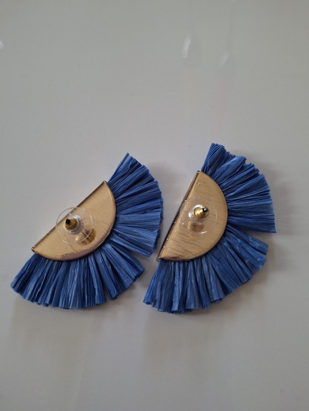 Orecchini pendenti & Orecchini a lobo: Boucles d'oreilles bleues eventail en raphia – Nuovo (secondo la descrizione) da Lausanne venduto da Cognitia 1