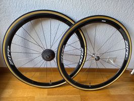 Laufradsatz ZIPP 202 Karbon 28" mit Dura-Ace Kassette.