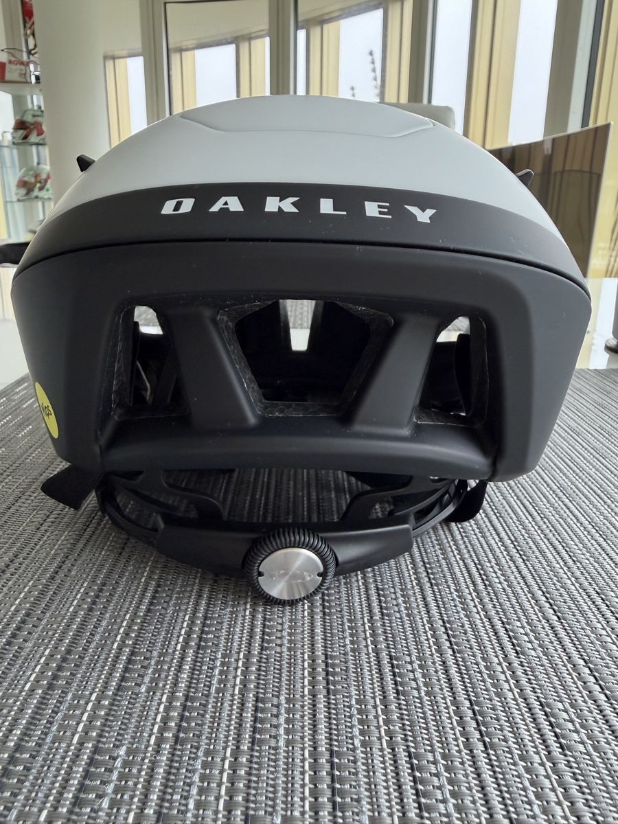 Oakley Caschi: Oakley Velo Mach Mips Helm – Nuovo (secondo la descrizione) da Luzern venduto da mar_sbd7 2