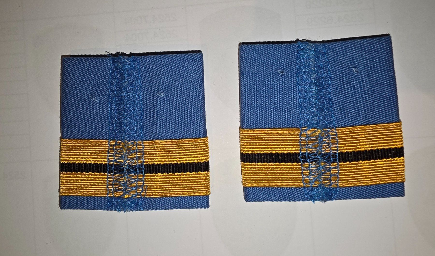 Armée suisse Plaquettes & Badges: UN Schulterabzeichen im Set. – D'occasion à Obermumpf par oiskypoisky 1