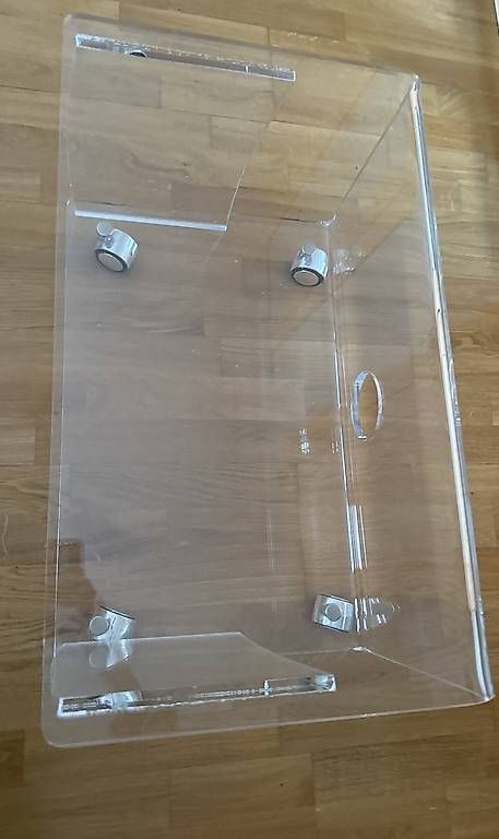 Mobili TV: Acryltisch mit Rollen – Usato da Luzern venduto da Livia.R 1
