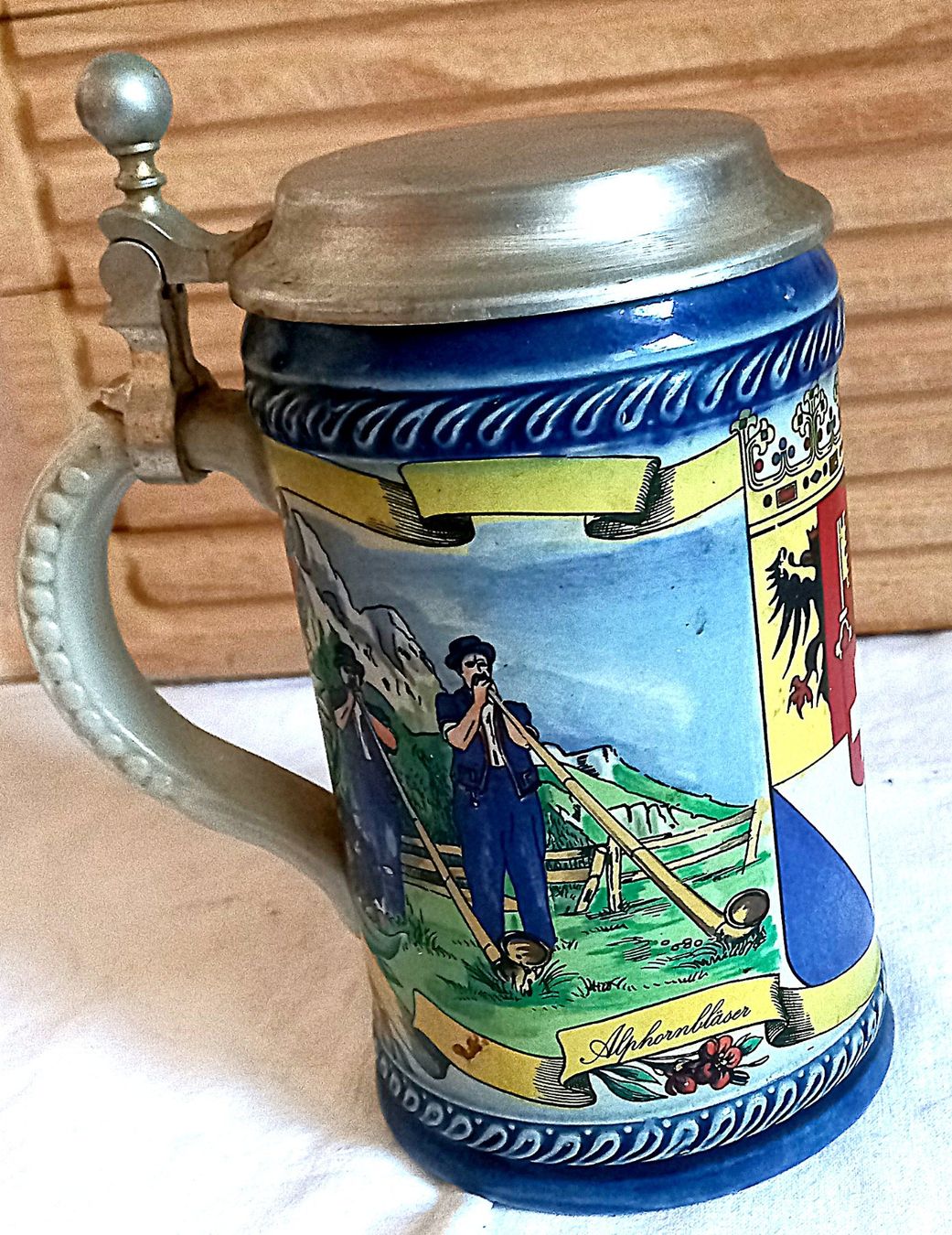 Bicchieri: Bierkrug Alphornblasen mit Zinndeckel 0.5l – Usato da Baar venduto da 2cvbaar