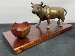 Interessante Stier Skulptur aus Bronze