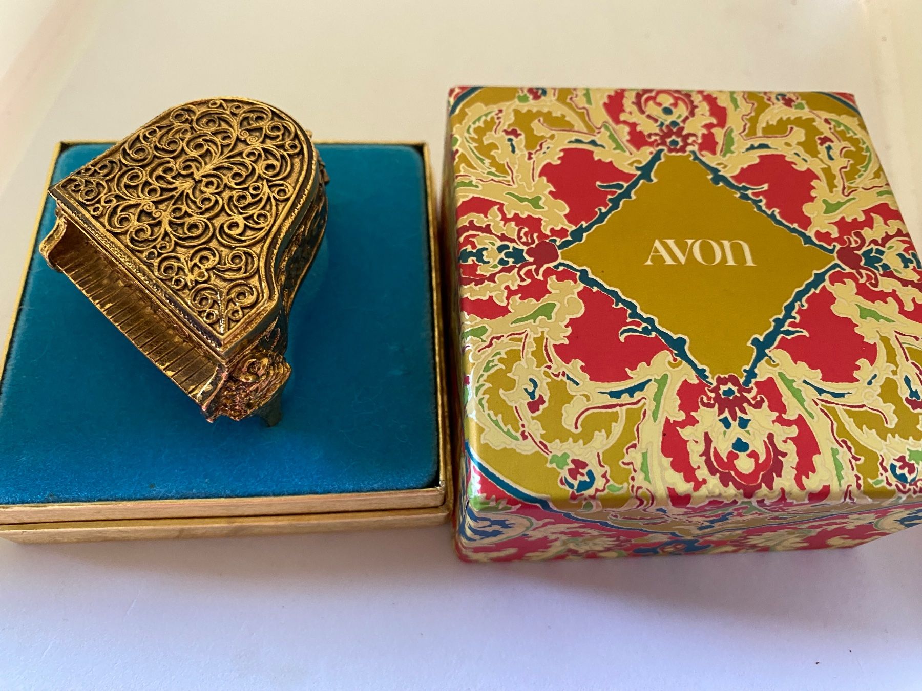 Profumi & Eau de Toilette: Mini piano doré parfum solide Avon – Usato da Bouveret venduto da wes_7zll