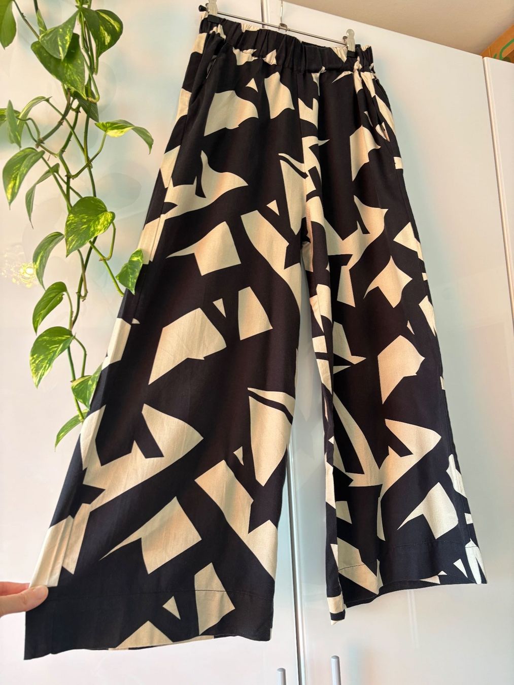 Pantaloni: TARZAN Hose mit abstraktem Muster Gr. XS – Usato da Zürich venduto da missmodernage 1