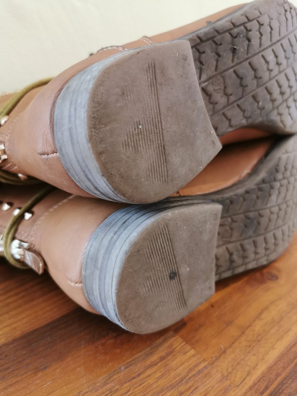 Scarpe da donna: Braune / cognac Stiefeletten mit Nieten Gr.37 – Usato da Boniswil venduto da Totomat-Lady 5