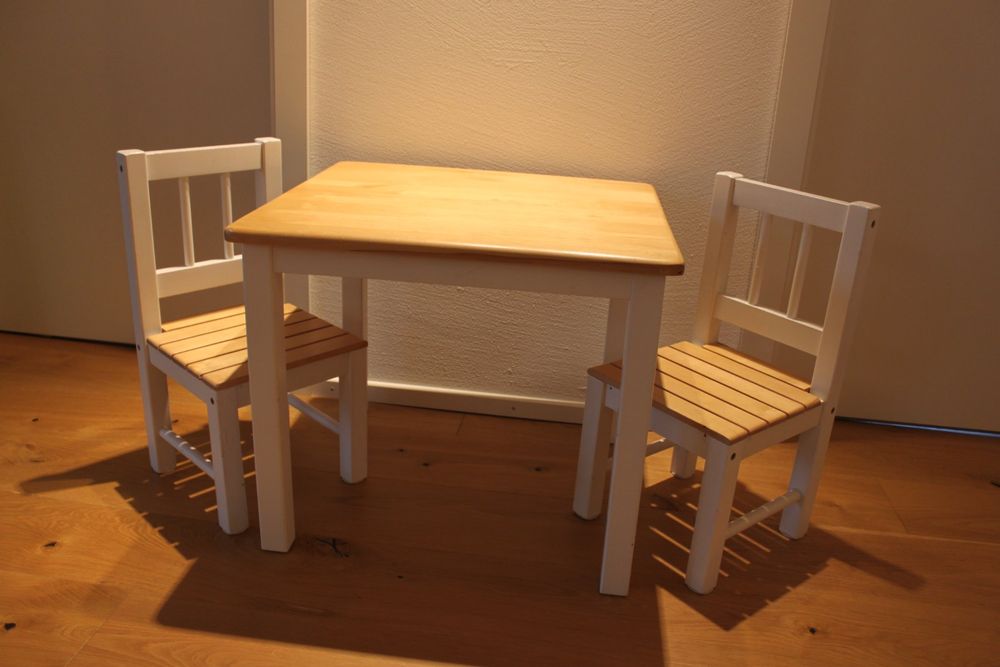 Kindertisch mit 2 Stühlen aus Holz Kaufen auf Ricardo