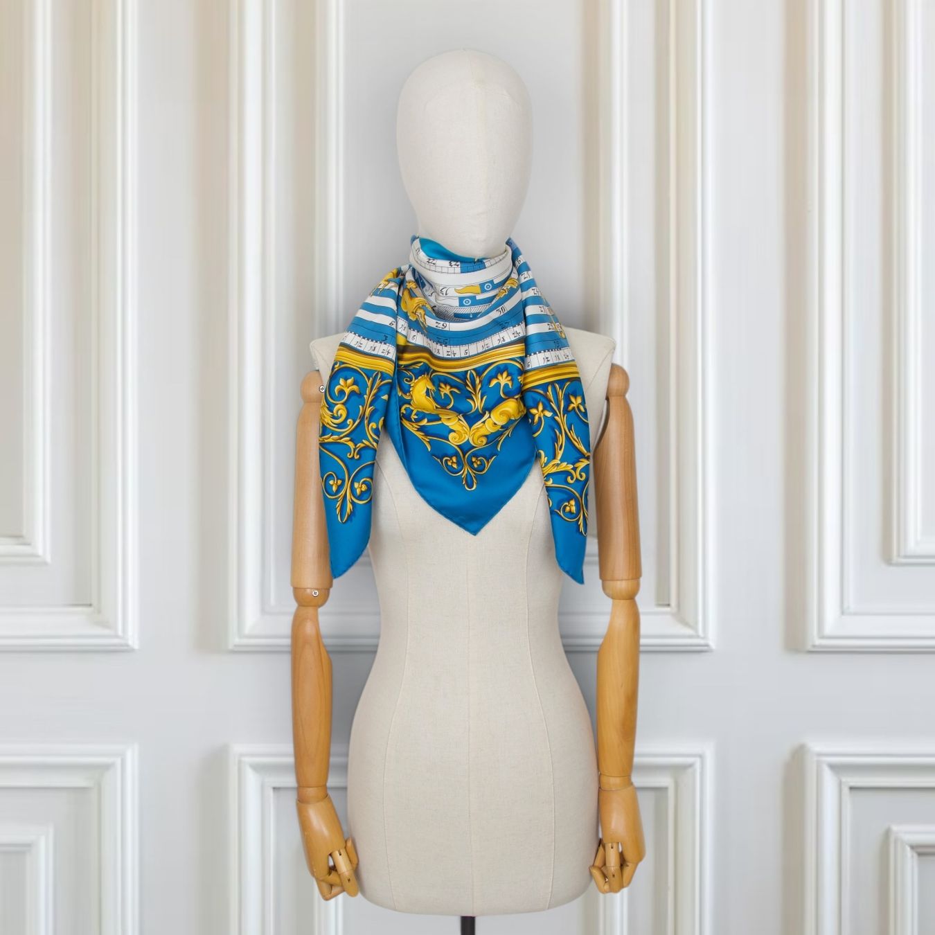 Hermès Foulard & Sciarpe: Hermès Carré "Dies et Hore" blau – Usato da Binningen venduto da Designerlabels 3