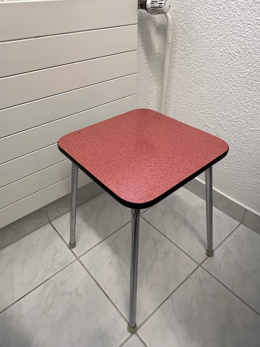 Sgabelli: Retro Stool Red Top Chrome Legs – Usato da Zürich venduto da Isabel.
