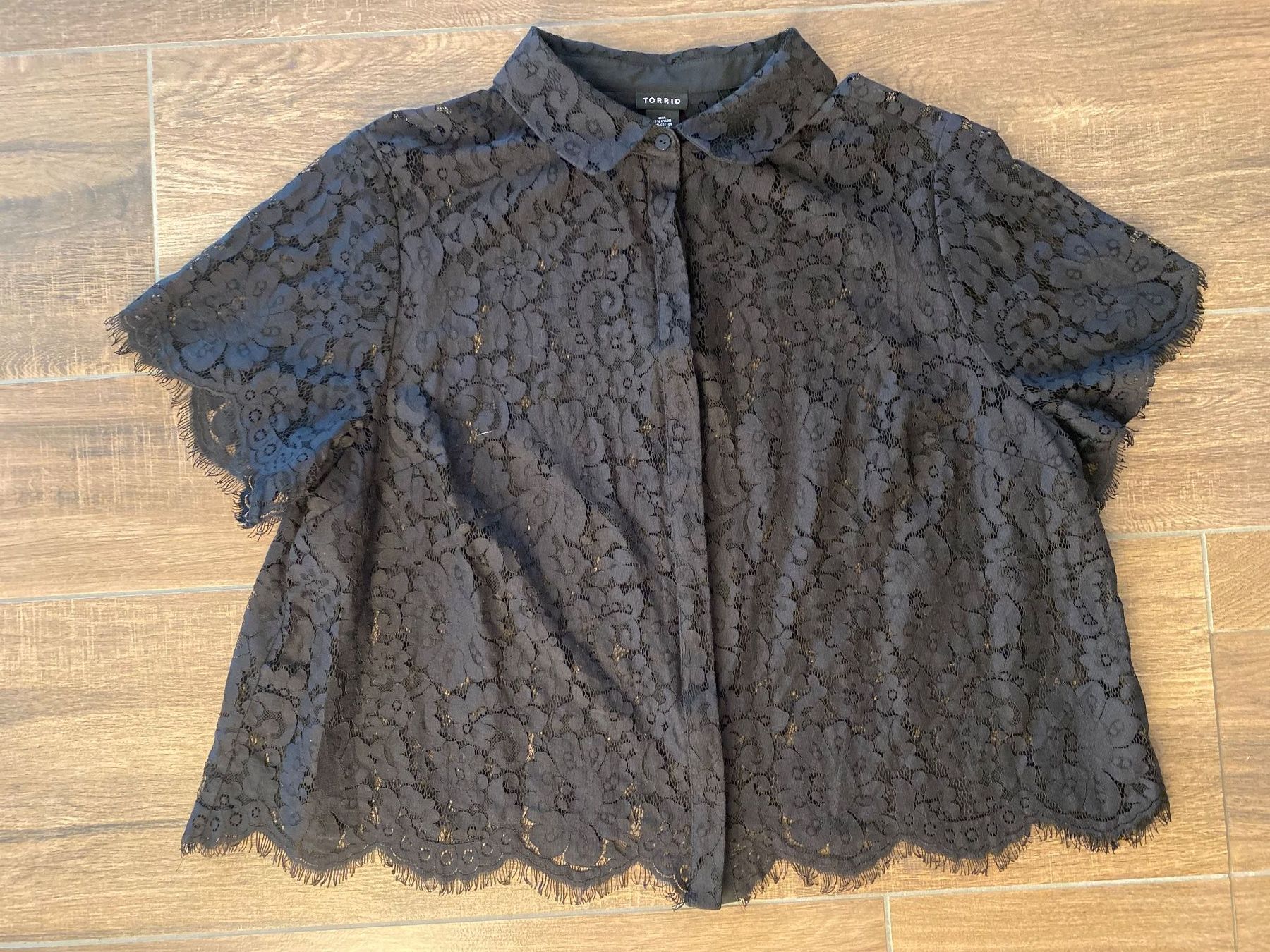 Blusen: Torrid Spitzen-Bluse cropped schwarz Gr. 50 – Gebraucht aus Pratteln von a23_j2gs 2
