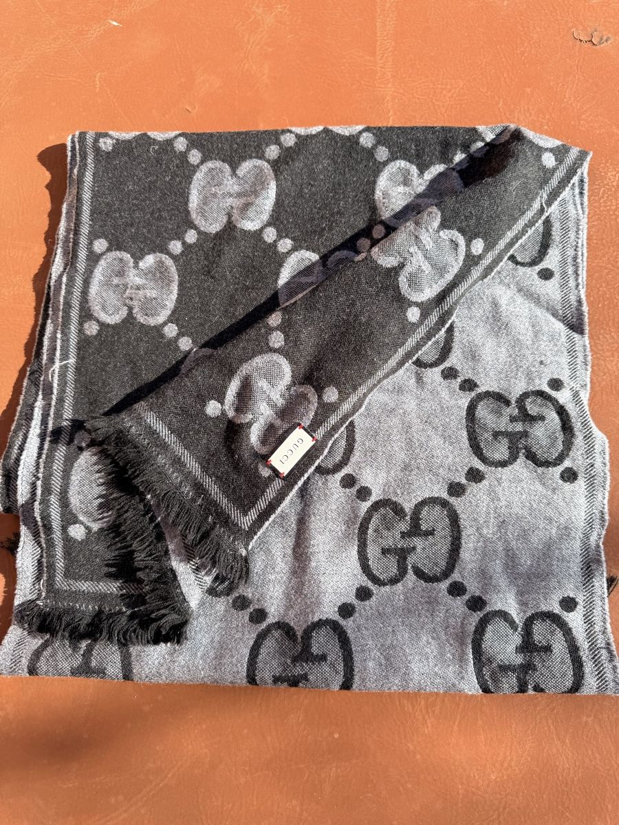 Gucci Foulard & Sciarpe: Écharpe Gucci chaude – Usato da Vétroz venduto da est_xyr5 1