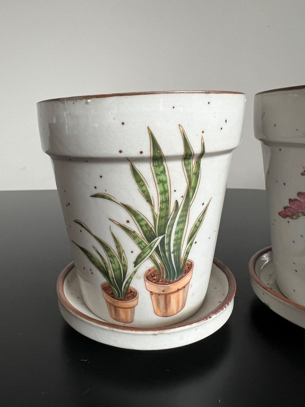 Vasi per fiori: 2er Set Vintage Blumentöpfe mit Untersetzer – Usato da Jona venduto da Sariksa 3