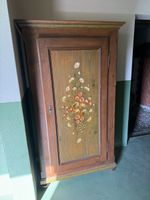 Antiker Kleiderschrank aus Holz mit Blumenbemalung