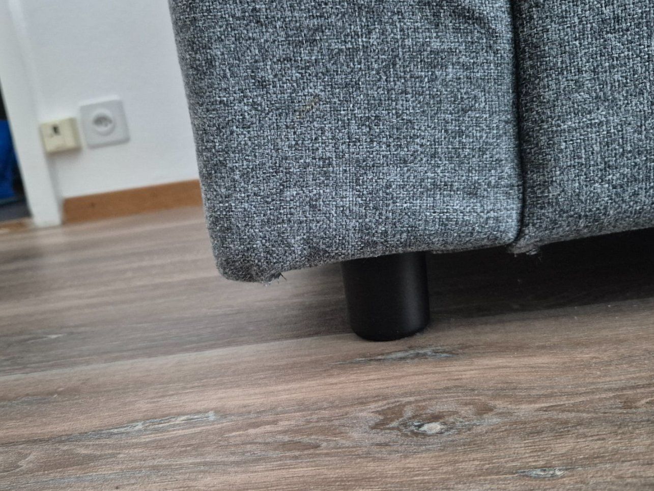 Ikea Divani: Canapé gris confortable 3 places – Usato da Epalinges venduto da Kkororo 3