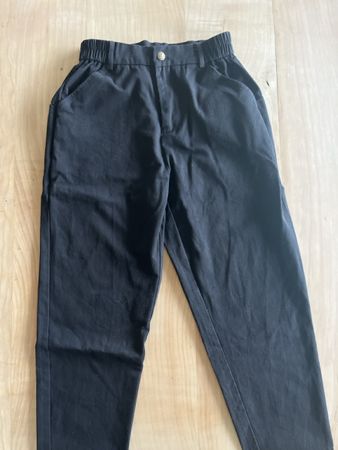 schwarze Stoffhose mit Gummibund, Grösse 158/164