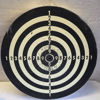 Dartscheibe rund schwarz mit Zahlen