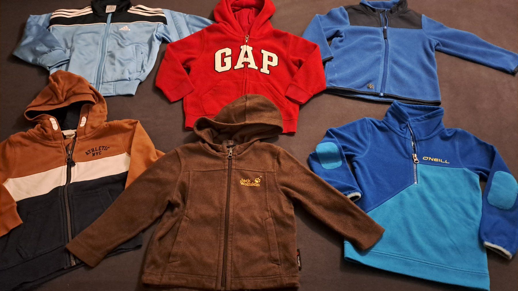 Lotti & Set di vestiti: Kleiderpaket Gr.98/104 Pulli/ Jacke – Usato da Oberrieden venduto da Raja011