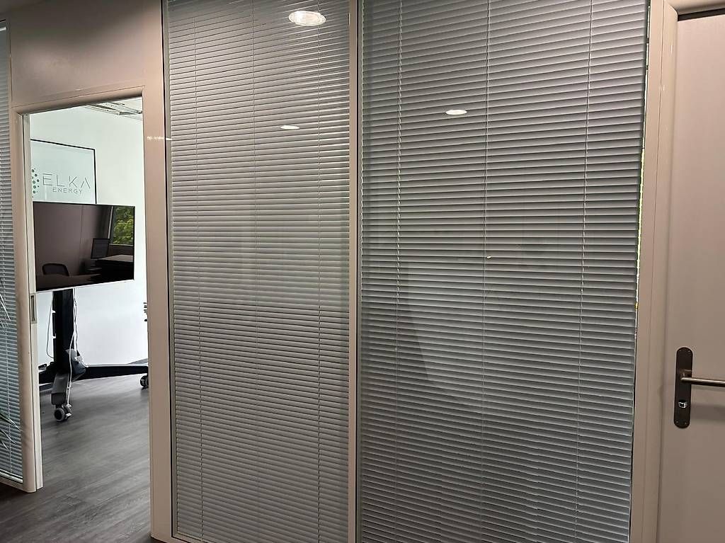 Scrivanie: Parois vitrées de bureau avec stores intégrés modulables – Usato da Marin-Epagnier venduto da ThomasFlury 4