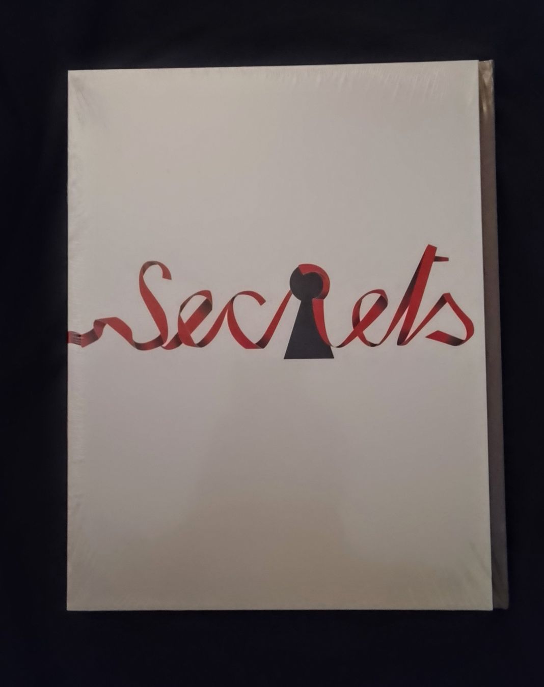 Libri: Ausstellungskatalog "Secrets" Dessous Ausstellung Textil – Nuovo e nell'imballaggio originale da St. Gallen venduto da EastLakeConcept 2