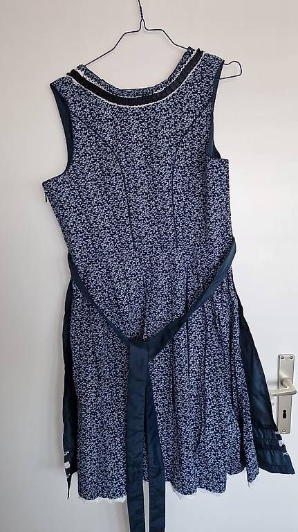 Kleider: Dirndl blau/weiss M – Gebraucht aus Bubikon von jea_mw2d 1