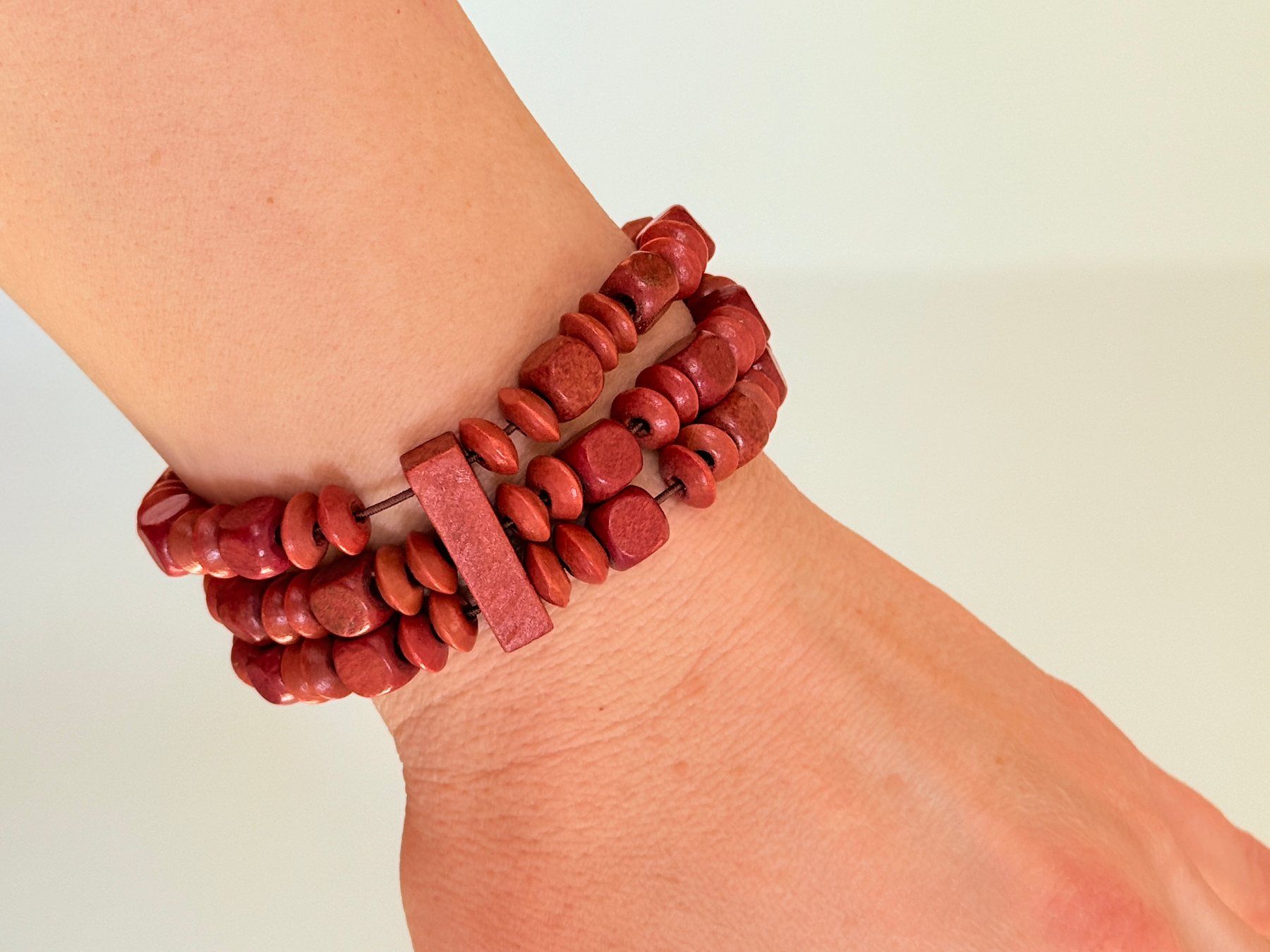 Bracciali & Braccialetti: Bracelet bohème en bois rouge – Nuovo e nell'imballaggio originale da Genève venduto da AWWA 1