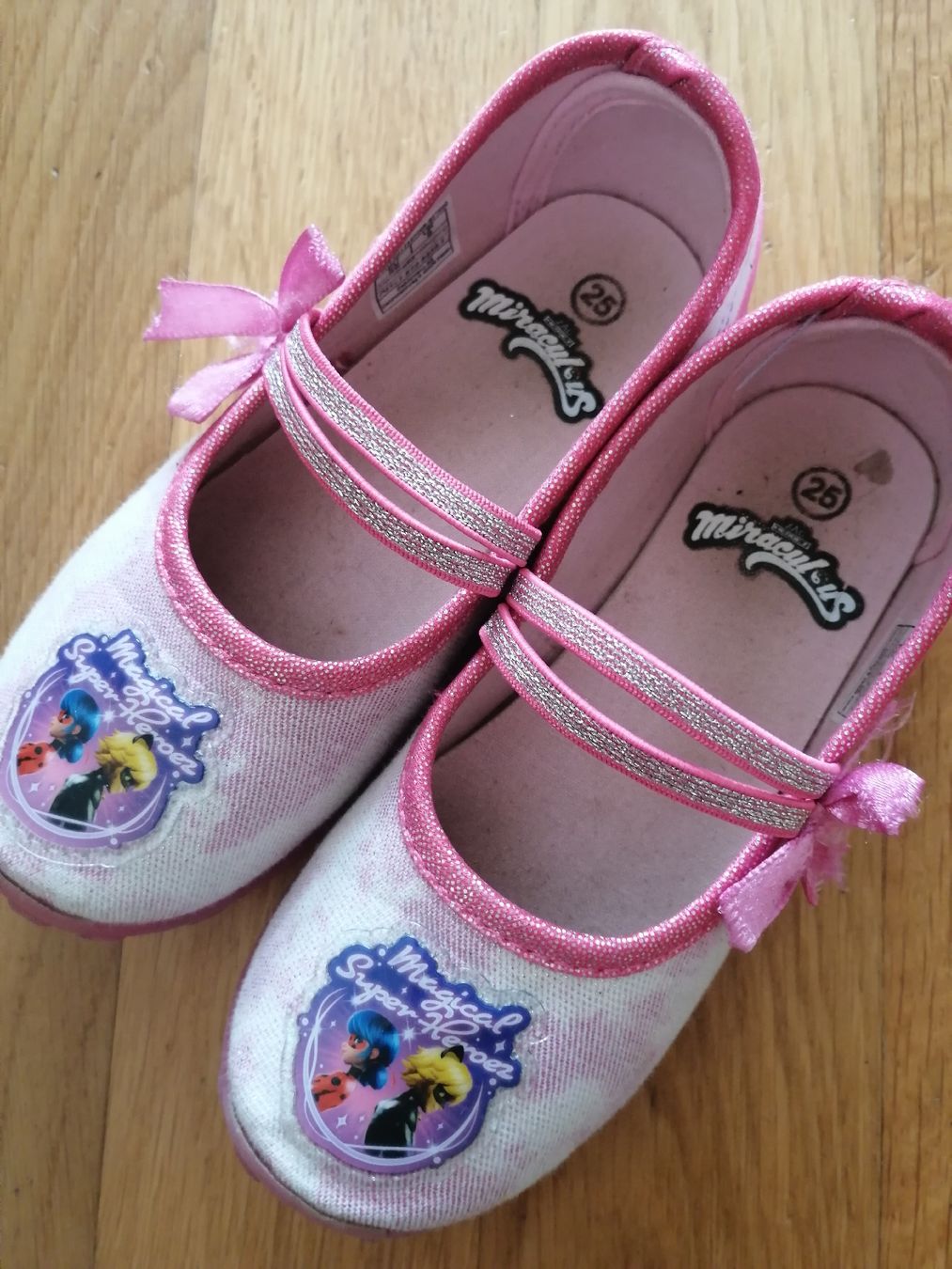 Scarpe per ragazze: 2 Parr kinder Hausschuhe Gr. 25 elephant – Usato da Oensingen venduto da jia_gs8g