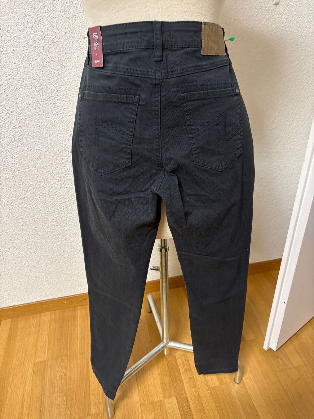 Nile Hosen: Tolle neue Hose Jeans Nile S regular – Neu (gemäss Beschreibung) aus Maienfeld von 8796 2