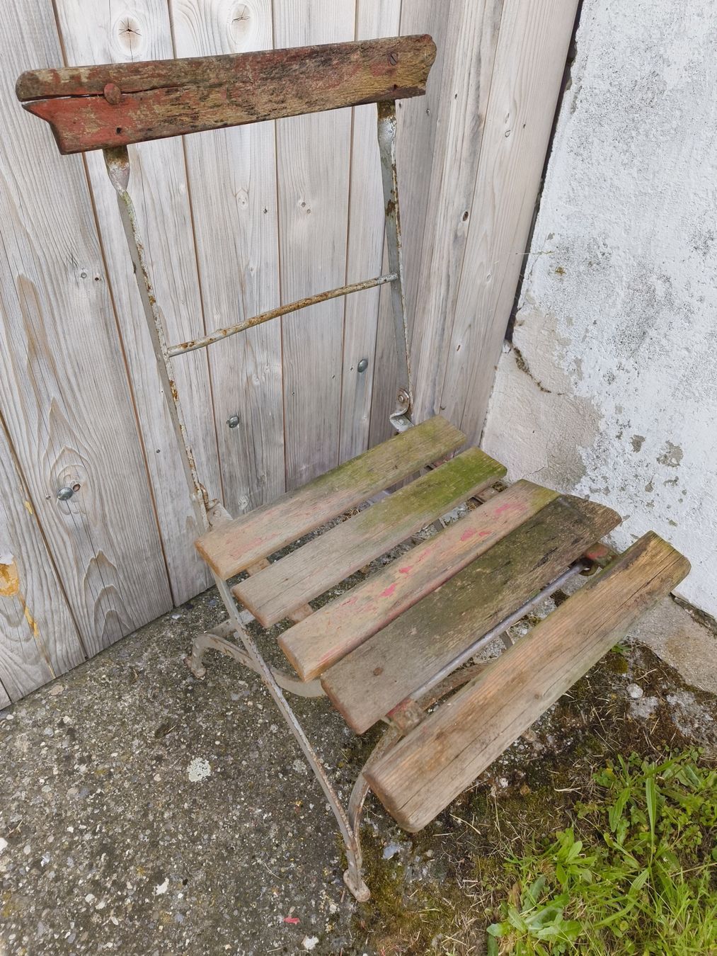 Sedie: Gartenstuhl Biergarten zum restaurieren oder als Deko Rot – Difettoso da stettlen venduto da VintageBern_ch