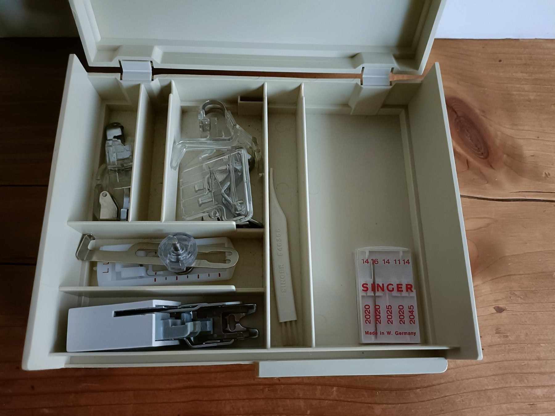 Singer Macchine da cucire: Singer Nähmaschine, Mode, Modell 9020 – Usato da Embrach venduto da Illingen13 9