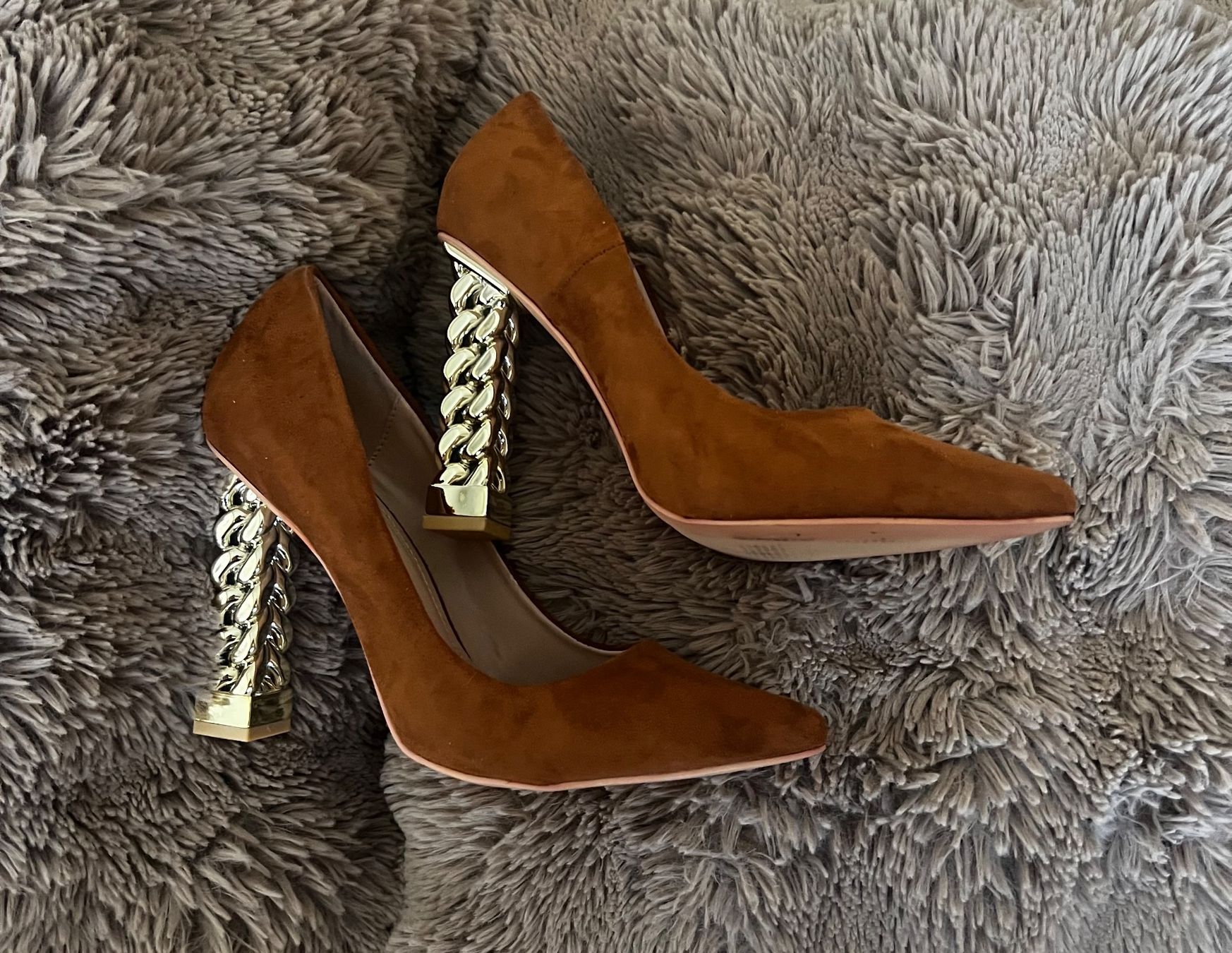 Shein Scarpe da donna: Wildlederpumps mit goldenen Absätzen – Usato da Niederuzwil venduto da dixi_29