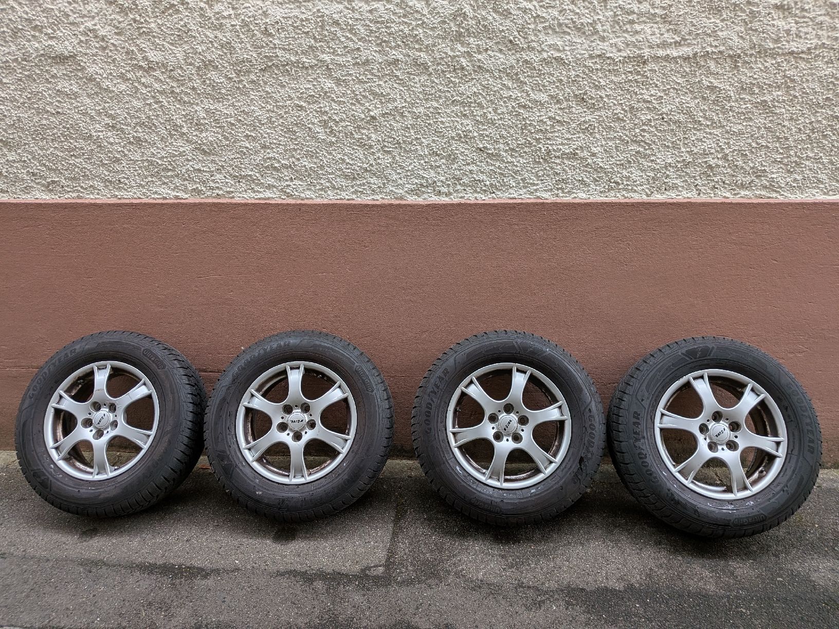 Pneus & Roues: Goodyear UltraGrip Performance+ 215/70R16  – D'occasion à Riehen par erh_ls6b