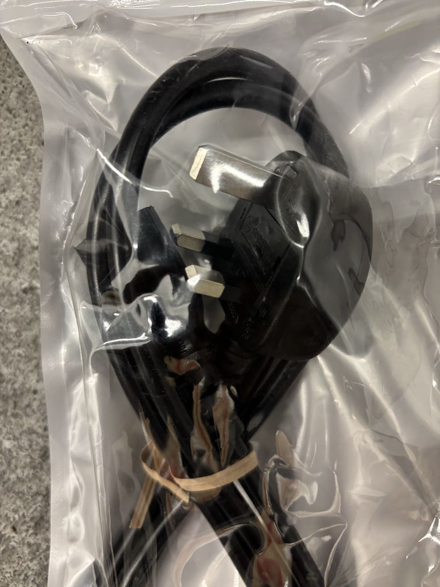 Kabel: UK Stecker C13, mit Stromkabel1.5 Meter – Neu und originalverpackt aus Wimmis von Soccerfanshop 2