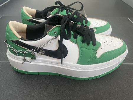 Coole Nike Air Jordans in Grün-Weiss