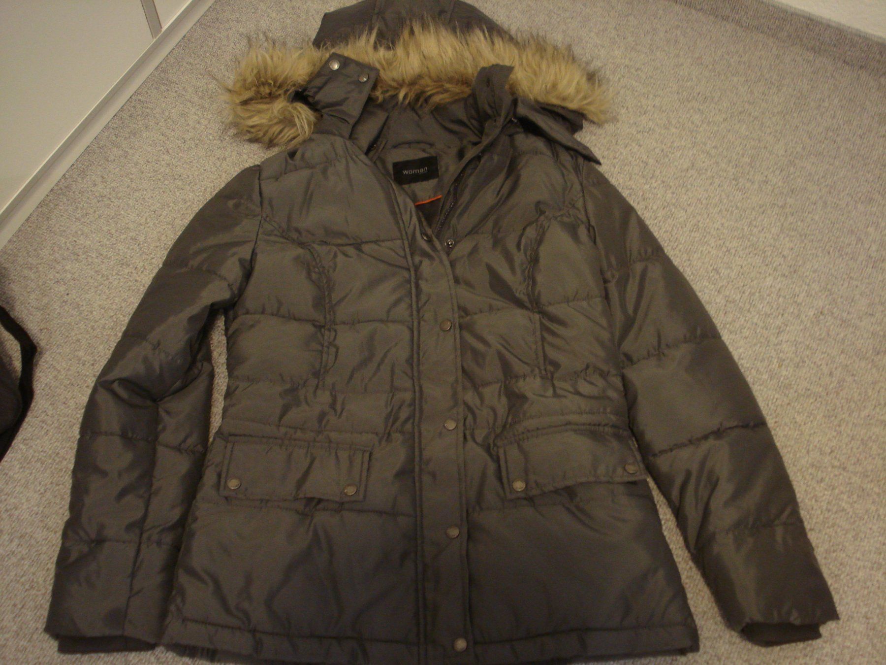Jacken: silbergraue Winterjacke Gr. 38 – Gebraucht aus Au SG von beanpasa