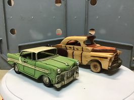 2 Vintage Deko Autos aus Holz und Metall