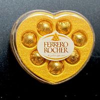 Ferrero Rochers (Herz) f/Puppenstuben. Attrappe. Handarbeit.