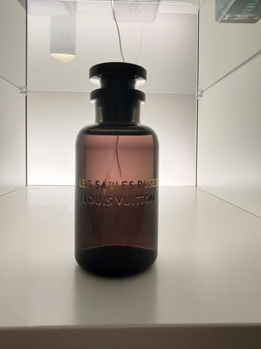 Louis Vuitton Parfum & Eau de Toilette: Louis Vuitton Les Sables Roses Parfüm 98ml – Gebraucht aus Bern von ITJO1
