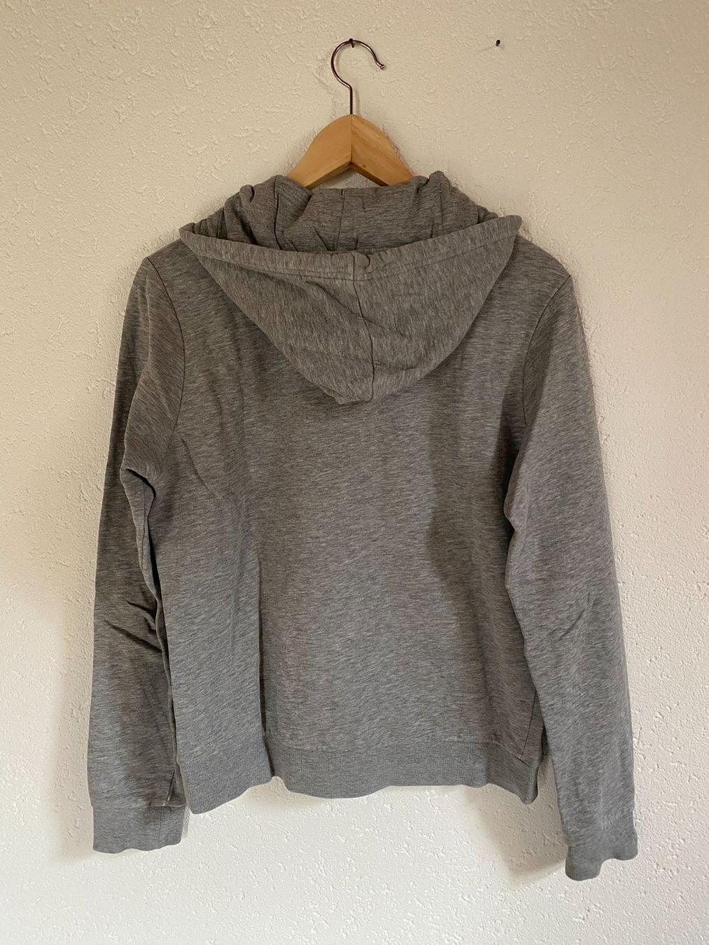H&M Jacken: Jaquette grise claire avec capuchon – Gebraucht aus Delémont von elena_neuhaus 1