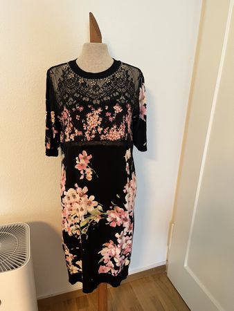 Elegantes Kleid mit Blumenmuster, Grösse L/XL, von twinset
