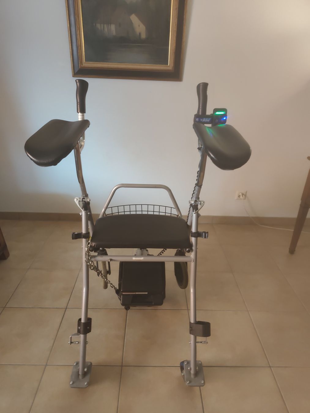 Aides à la marche: Déambulateur électrique pliant avec panier et chargeur – D'occasion à Moudon par dupont65
