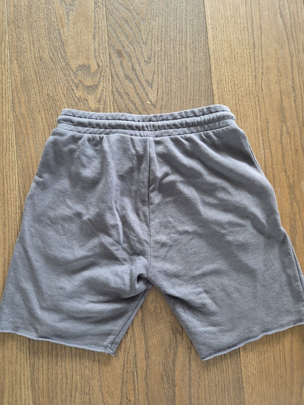 H&M Pantaloni: Graue Shorts H&M Grösse 158  – Usato da Unterägeri venduto da Idecurtins 2