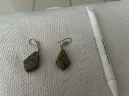 Orecchini realizzati in pietra