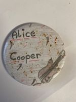 Badge Alice Cooper vintage rare, dessin guitare rock!